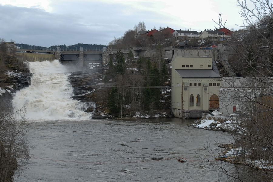 Spillway at Leirfossen near power plant. 